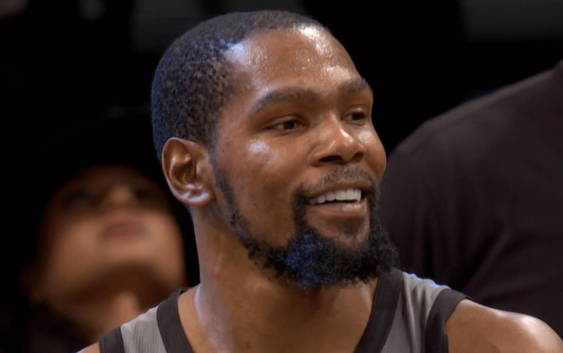 林小雪|杜兰特肘击被驱逐!苦笑退场却激怒哈登,三节18+10+12轰第59次三双