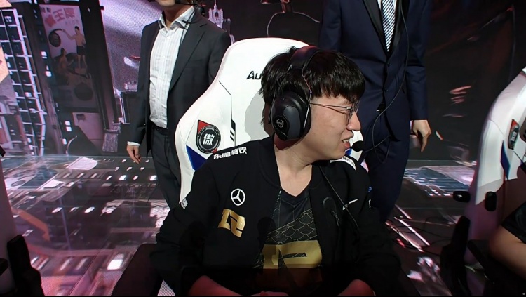 xiaohu|虎啸风生，老将弥坚！Xiaohu时隔407天后, 以中单选手身份再次出战