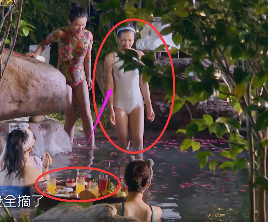 刘涛|刘涛泡温泉大展好身材！因身体光滑被妻子们连夸，她随口一句话让人爱