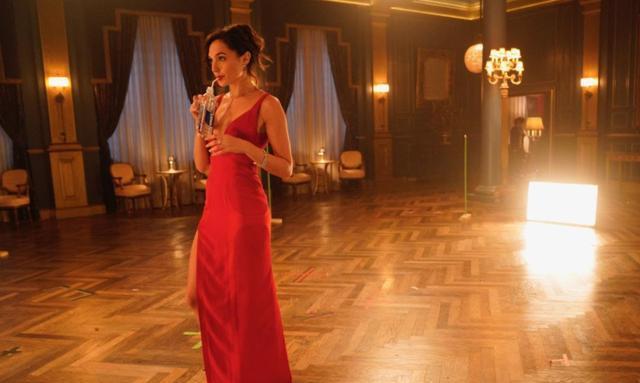 化妆|妈妈都是超级英雄!36岁盖尔加朵产后火速复工,一边备奶一边化妆