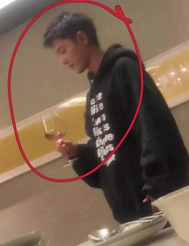 肖战|肖战新剧上映心情大好，和好友聚会放飞自我