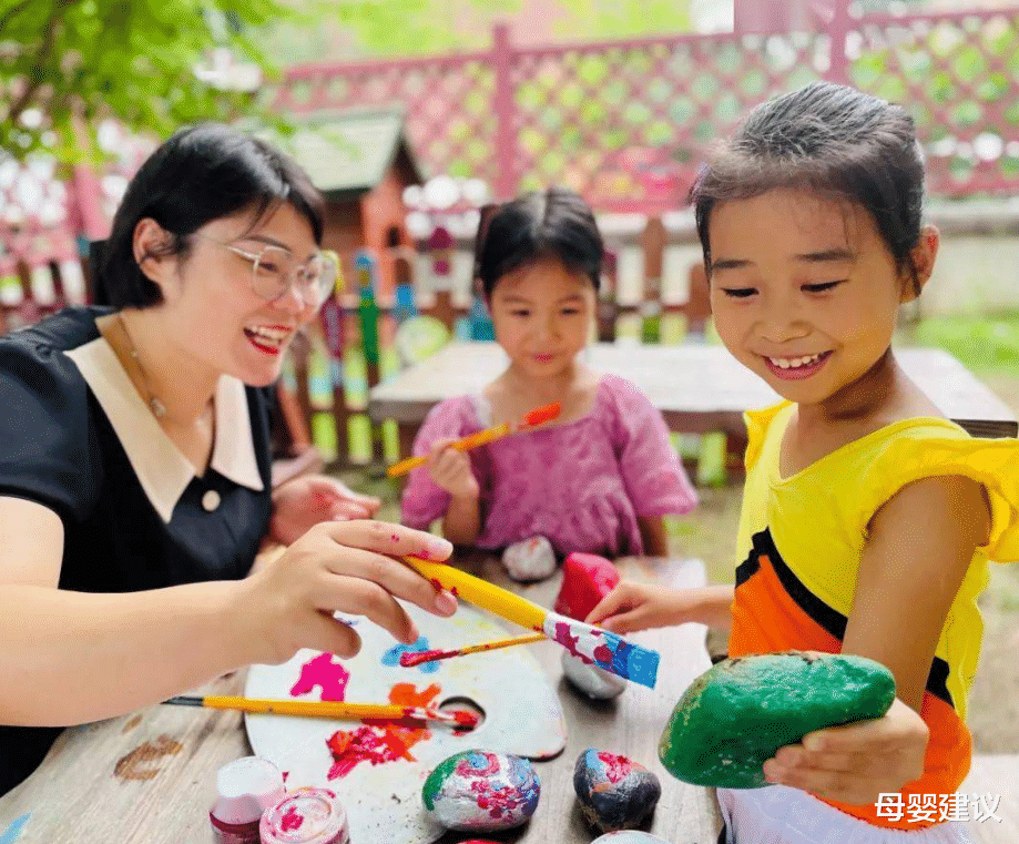 母婴建议|幼儿园老师的“迷惑行为”,让孩子和车合影,家长的回应亮了