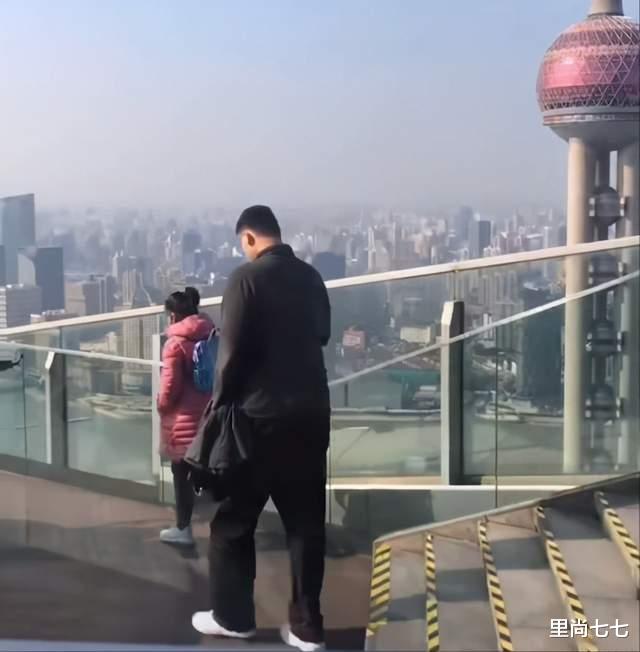 姚明|姚明一家三口外出,10岁女儿鞋似40码儿童背包好迷你,仪态超像爸