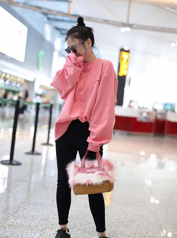 马思纯|马思纯瘦了堪比“整容”，穿粉色卫衣似00后，果然明星都是胖着玩