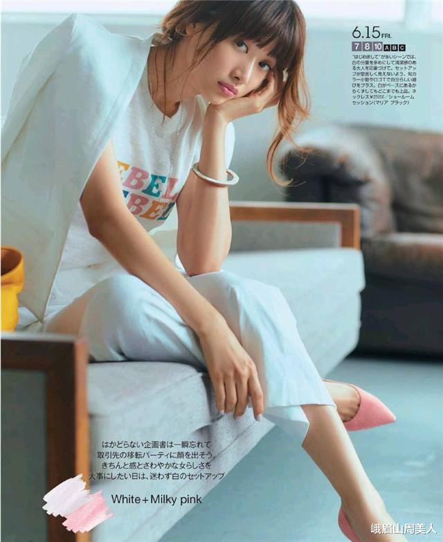 峨眉山周美人|今年“米色裤”火了!气质优雅还减龄,中年女人很适合穿!