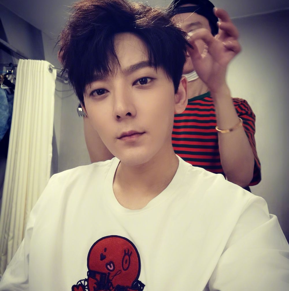 陈翔|陈翔与俩美女深夜在酒吧嗨玩，身材发福挺肚腩，吞云吐雾沉浸其中