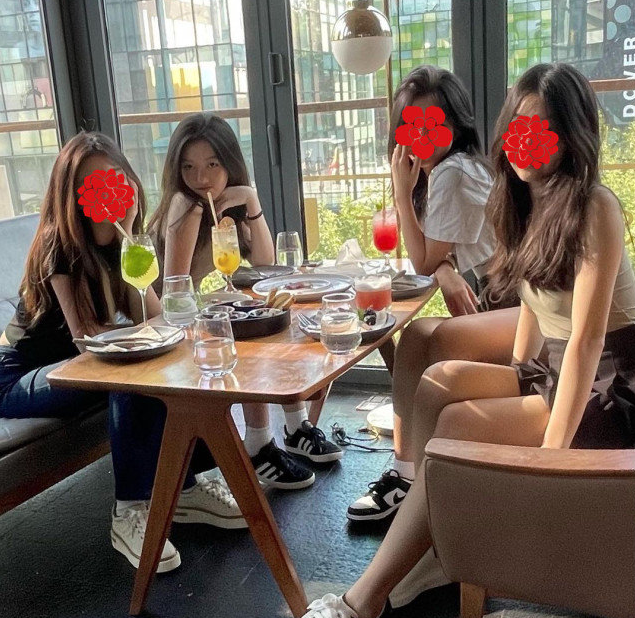 李嫣|王菲女儿李嫣近照曝光？与闺蜜聚餐大秀好身材，曾自爆一天花20万