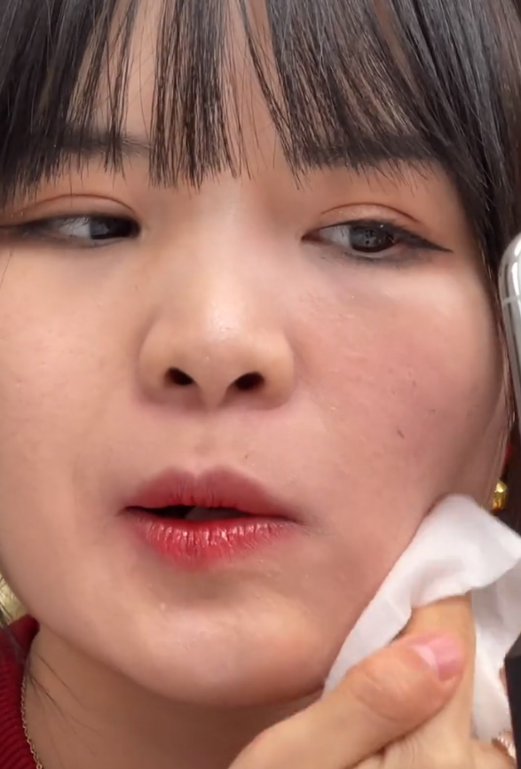 美颜|网红七阿姨直播卸妆自证47岁，毛孔很大有痘印，粉丝调侃以为74