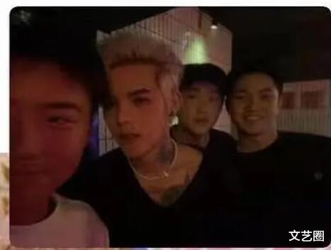 殷世航|殷世航真实身高曝光！网友与他偶遇合影后吐槽：差不多就一米五