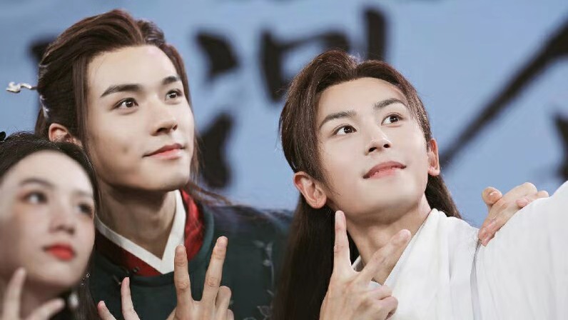 张哲瀚|张哲瀚感谢粉丝山人们，海哲泪洒山河令见面会：你的未来，有人陪