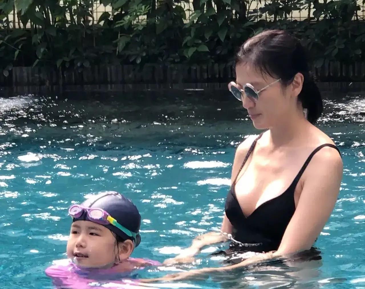 机智的上半场|45岁的林熙蕾日常生活照爆光，穿绿色连体泳衣，犹如美人鱼