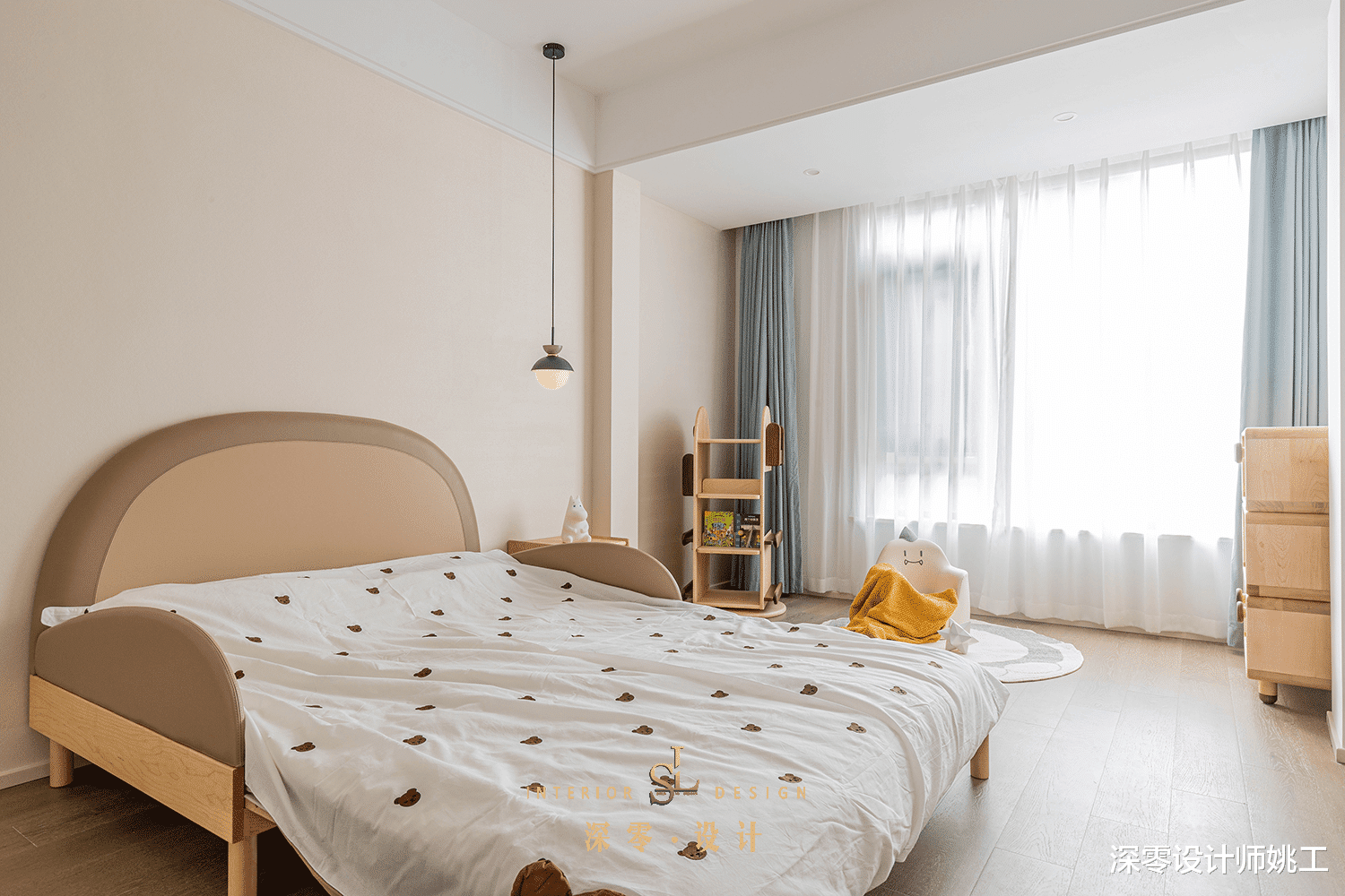 装修时最好按个阳台门，不但能隔绝外面的噪音，一个人住也有安全感