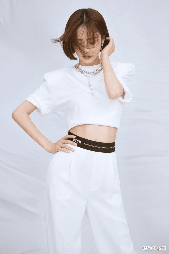 时尚美妆妞 佟丽娅的美太迷人了,穿睡衣都那么优雅大方,女生看了都心动