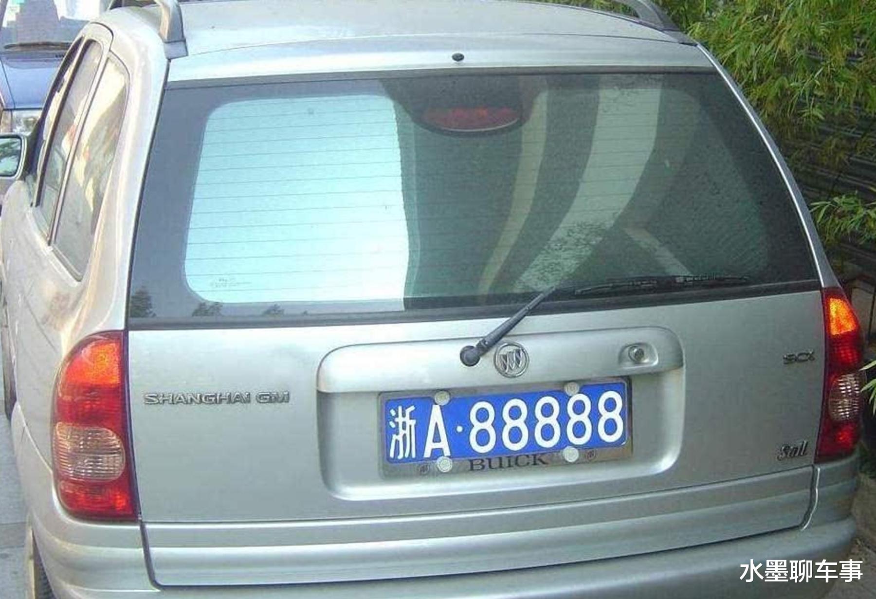 比亚迪|河南一辆比亚迪走红，8千的车挂800万的车牌，回头率100%