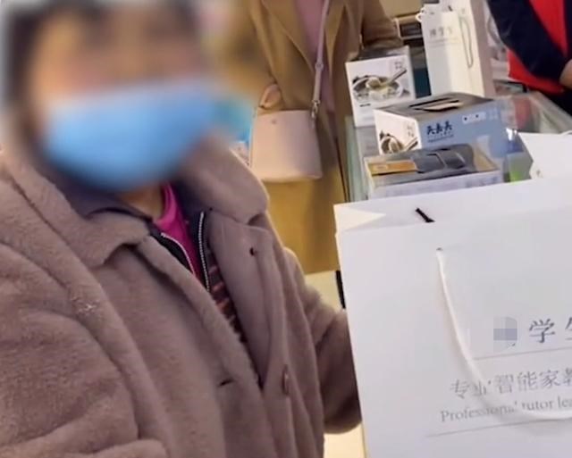 于时为伴 花钱当中国好奶奶？商家向老年人推销学习机，“这是给孙子投资”