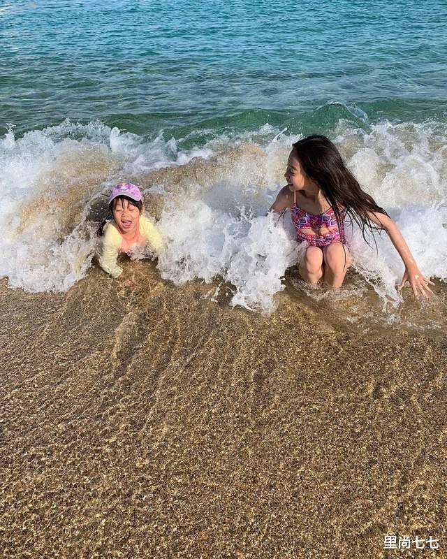 迪丽热巴|富士康老板娘一家度假，罕素颜暴露颜值短板，三个娃似郭台铭翻版