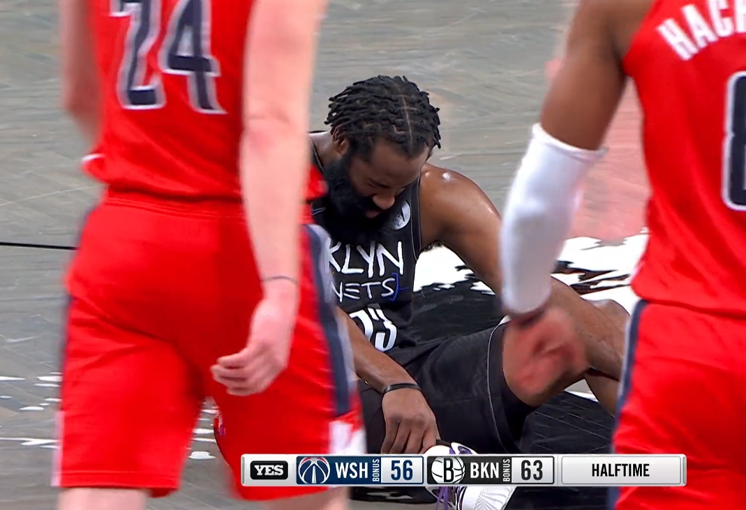 詹姆斯·哈登|哈登受伤倒地，篮网全队关心伤势，仅一人置身事外，球迷：交易吧