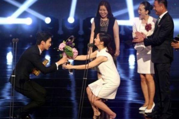 胡军|明星九大下跪名场面，有人令人唾弃，有人跪出大爱