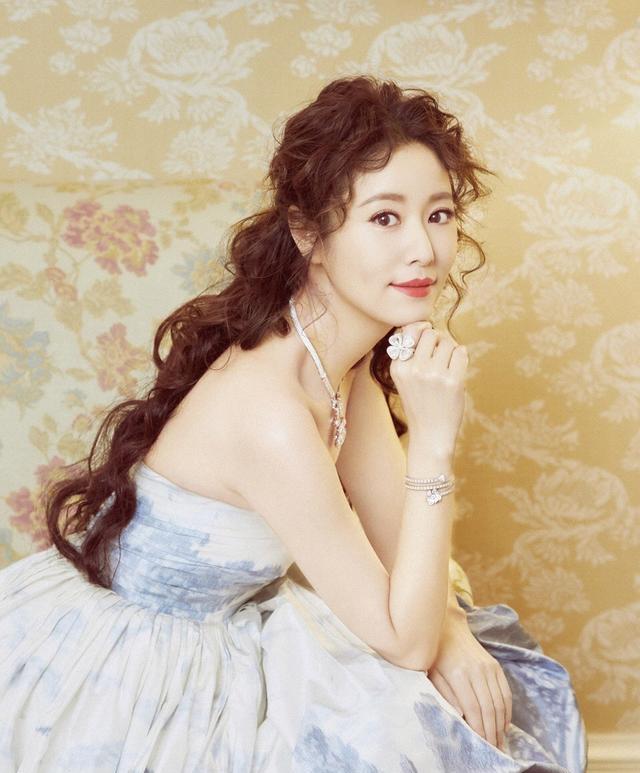 卷发|又被45岁林心如惊艳了，穿抹胸印花裙配大波浪卷发，优雅迷人