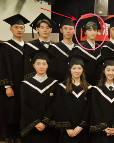 佟丽娅|看到了吗?2021届北影毕业照也是一场小型“鄙视链”