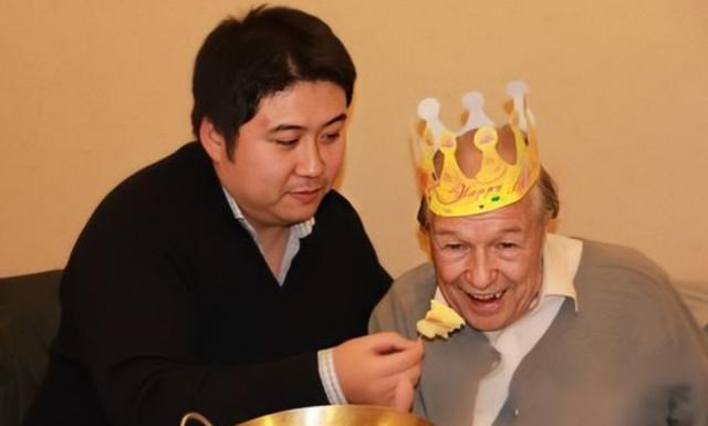宋扬|中国小伙为瑞士房东养老送终，瑞士房东临终前：想长眠于中国