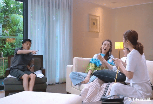 谢霆锋|twins容祖儿调侃谢霆锋: 身边最有钱的朋友是谁? 谢霆锋回应显情商