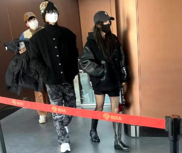 杨幂|杨幂与小鲜肉机场同行，一个包裹严实，一个穿黑丝袜秀美腿