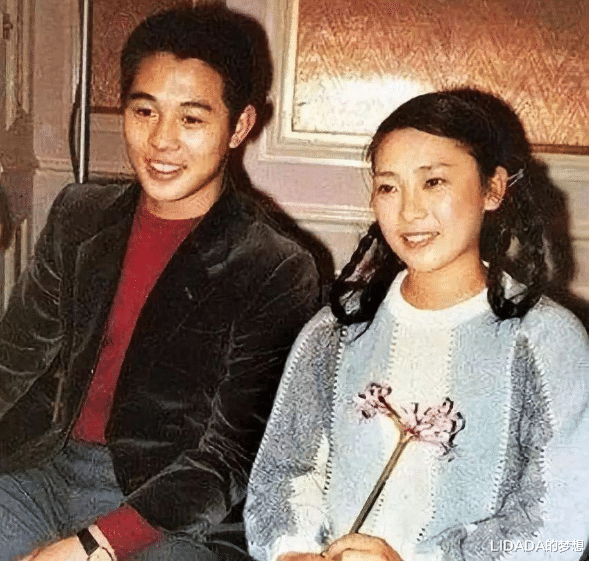 黄秋燕|黄秋燕：与李连杰结婚三年生下两女被离婚，如今这两个女儿怎样了