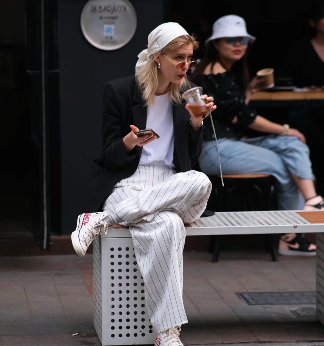 张雨绮|张雨绮抢下王菲的顶奢代言！穿低领吊带裙贵气十足，品牌风格大变