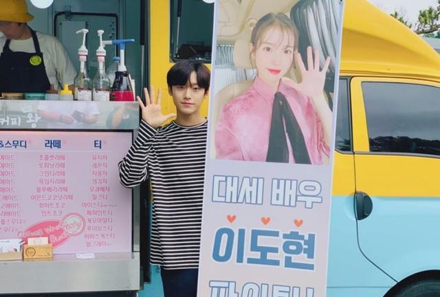 iu|《德鲁纳酒店》明月CP合体!IU晒与李到晛的合照,曝光男神暖举