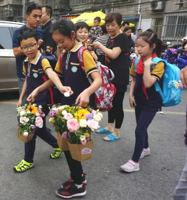 京妈说|问孩子:教师节给老师送什么礼物?却被回怼!到底要不要送礼物