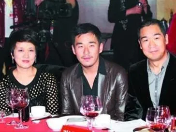 张国立|一家三口吃完午饭，邓婕悄悄把张国立拉到里屋突然抱住他：我怀孕了