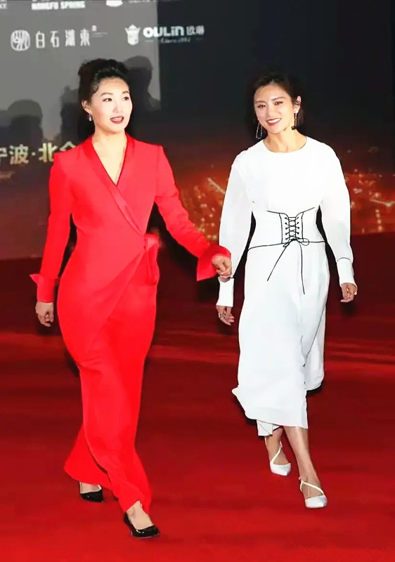 全球时尚号|央视名嘴李梓萌，人美气质佳，穿搭复古西装帅出天际，至今仍单身