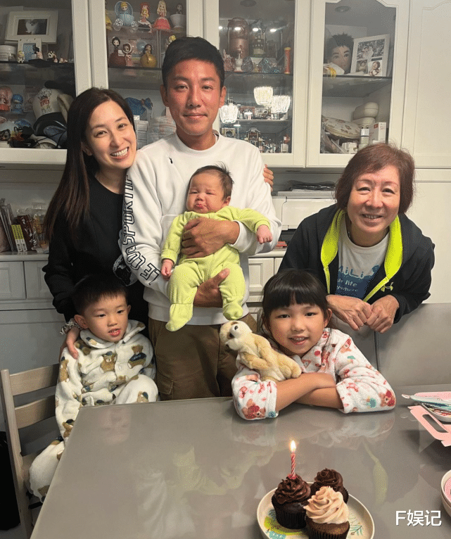 TVB|TVB小生在家与家人简单庆生 夫妻俩与3个子女、岳母拍全家福
