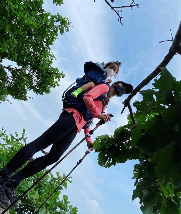 李诗英|韩国知名女星背着15公斤重儿子，勇登528米高峰！