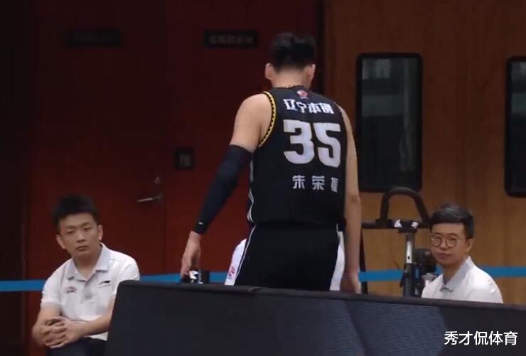 朱榮振|尷尬！朱榮振6分鐘4次犯規(guī)，楊鳴直接揮手將其趕回了更衣室