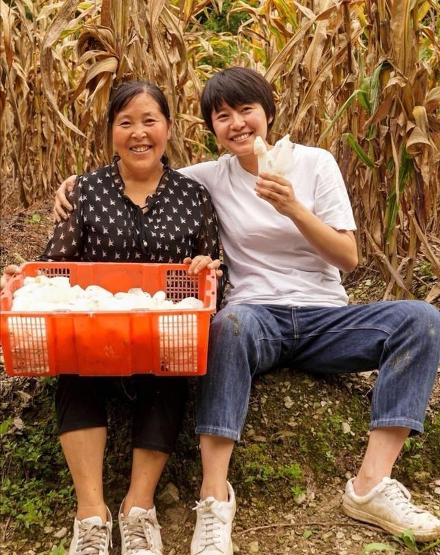 33岁四川美女,汶川地震后回乡创业,年售6000万,还带村民致富