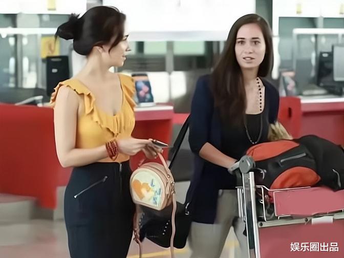 街拍|卢靖姗带妹妹走机场，穿低领装甜美可人，焦点却在妹妹的身上