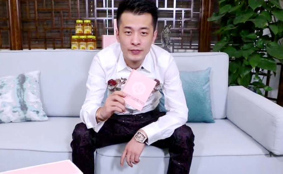 金星|辛巴又摊上事了?知名网红在辛巴公司门口被打,头破血流惨不忍睹