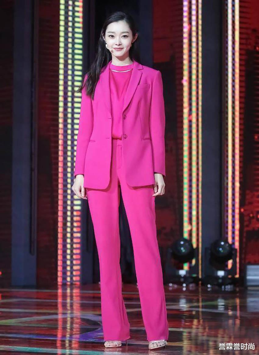 誉霖誉时尚 宋轶这款造型靓了！穿粉色带粉色，发型弄成“逗号”刘海还挺甜美