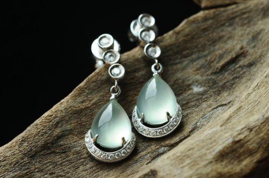 翡翠|翡翠用什么水泡最好