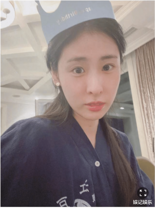 张碧晨|华晨宇张碧晨早已同居?两人同款窗帘前拍照,张碧晨穿睡衣道晚安