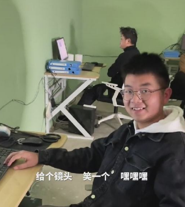 |牛爱芳首次回怼网友，称自己是记录生活，砸别人家房子又惹争议