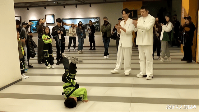 王力宏|处处彰显教养，德云社尚九熙给小朋友揉腰，网友：小企鹅真体贴