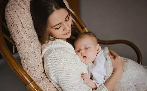 Ainee妈咪|孩子睡觉“滚来滚去”，不是因为天生淘气，背后的信号家长要读懂