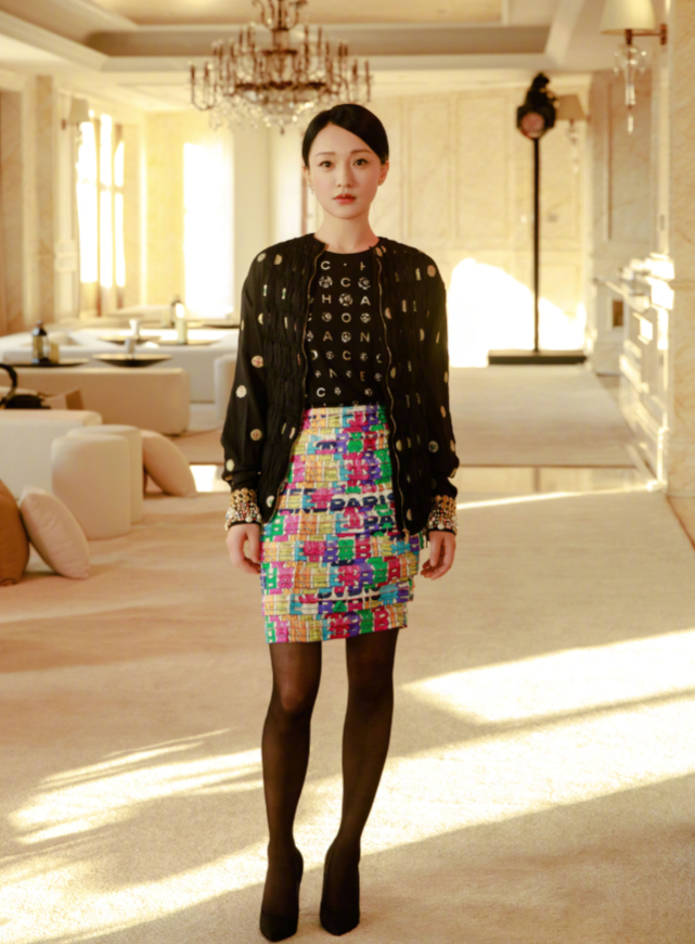 大时尚大观点|周迅真不像奔五的人,穿香奈儿刺绣花裙大胆,黑透丝太吸睛