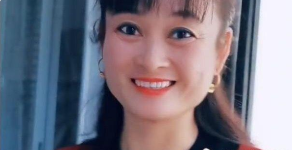 陈亚男|继陈亚男被邀请演电影后，妈妈也代言广告了？不过产品却有点尴尬！