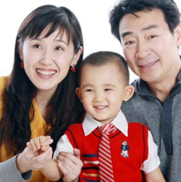 关晓彤|爸爸是家喻户晓的寇振海，他11岁被关晓彤签，如今成“全能童星”