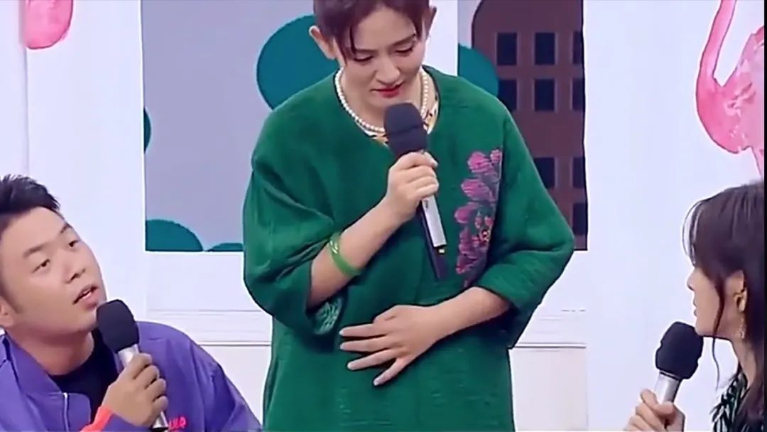 谢娜|谢娜佩戴“翡翠手镯”上节目，被网友评为当晚的装扮女王？