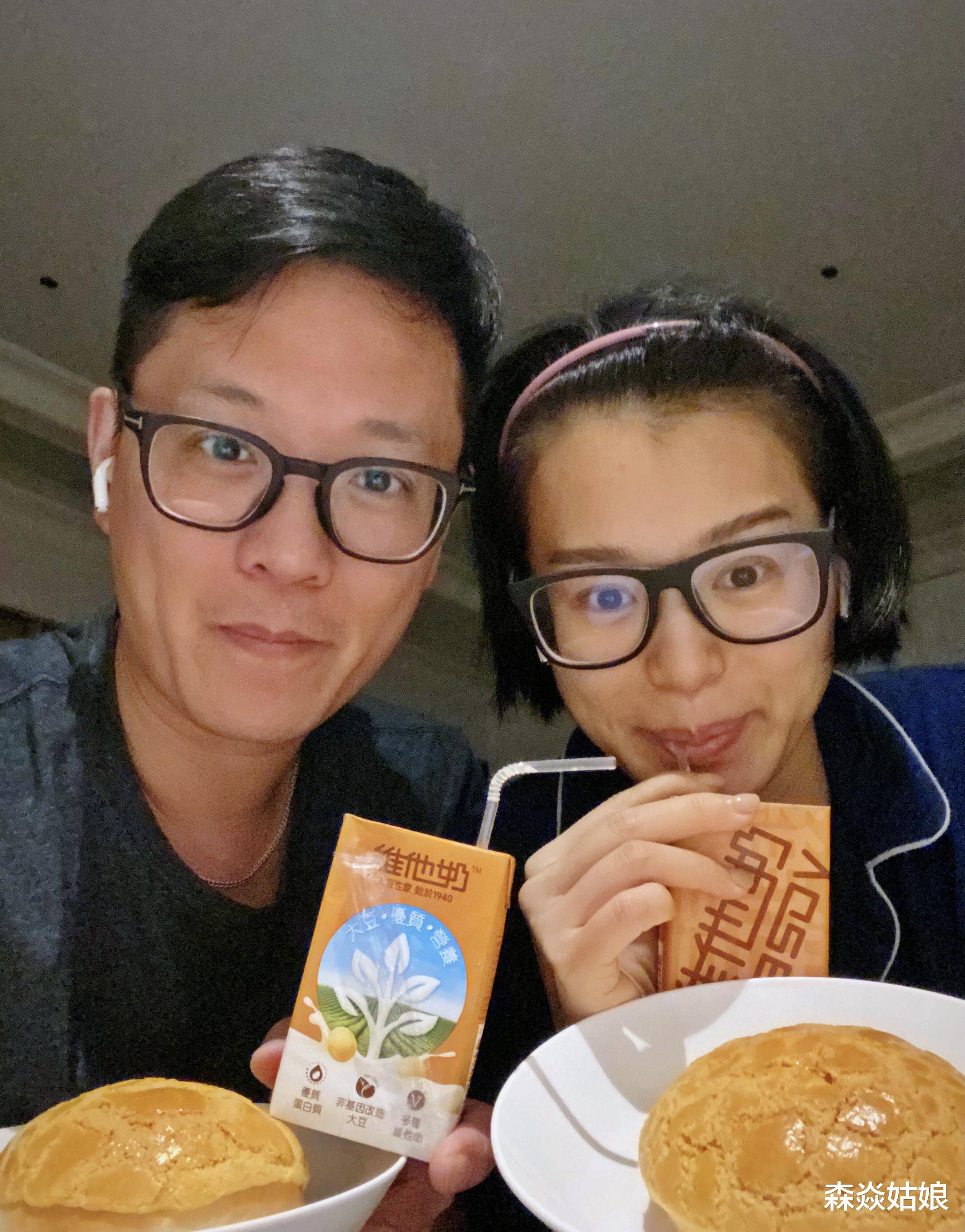 胡杏儿|李承德晒一家五口照，奕霖和老三似复制粘贴，胡杏儿带娃装扮超赞